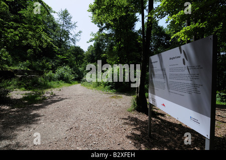 Zeichen markieren die Ruinen von Hitlers Berghof Mountain Retreat, Obersalzberg, Bayern, Deutschland Stockfoto