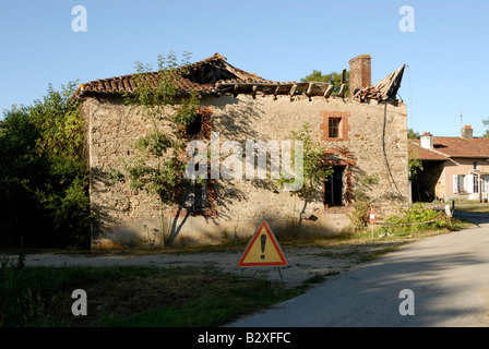 Stock Foto von einem kleinen Dorfhaus in Frankreich, wo das Dach eingestürzt hat Stockfoto