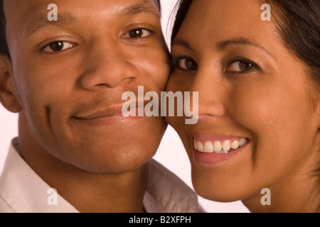 Multi-ethnischen 20 glückliche Paar posieren für eine Porträt hautnah Stockfoto