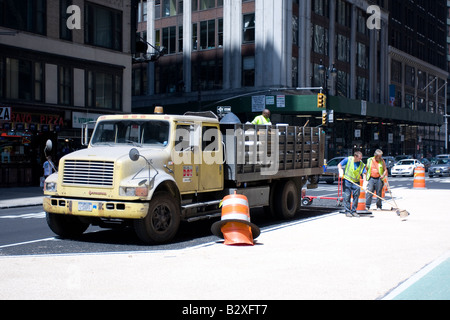 Ein New York City Department of Transport LKW und Road Crew in Manhattan, New York.