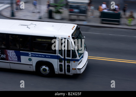 Ein MTA Bus Geschwindigkeiten entlang der 42nd Street in Midtown Manhattan, NY Stockfoto