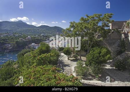 Blick auf Ischia Ponte und die Berge im Hinterland, vom Castello Aragonese Stockfoto