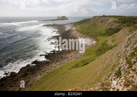 Blick entlang der Causeway zu Worms Head in der Nähe von Rhossili Wales Stockfoto