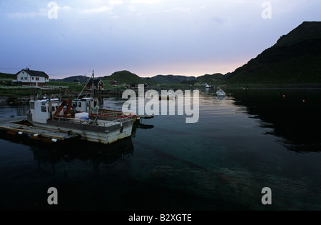 Norwegen Mitternachtssonne im kleinen Hafen südlich von Honningsvag Stockfoto