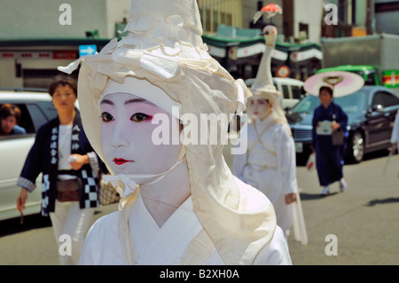 Japanische Junge mit Make-up im traditionellen Kimono an Gion Festival, Kyoto, Japan Stockfoto