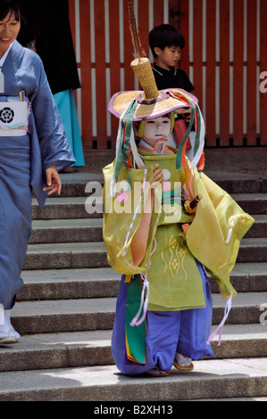 Japanische Junge mit Make-up im traditionellen Kimono an Gion Festival, Kyoto, Japan Stockfoto