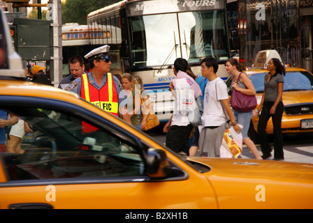 Polizist regelt den Verkehr am Times Square, New York Stockfoto
