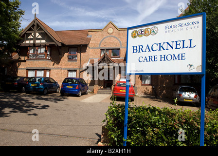 Außenansicht des Four Seasons Pflegeheim, Bracknell, Berkshire, Großbritannien. Das Unternehmen betreut rund 17.000 Älteren und gefährdeten Menschen.
