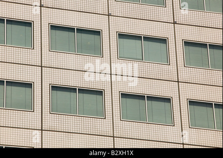 Fenster des Bürogebäudes mit geschlossenen Jalousien Rotterdam Holland Stockfoto