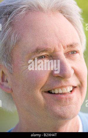 Schuss in den Kopf des Mannes lächelnd Stockfoto