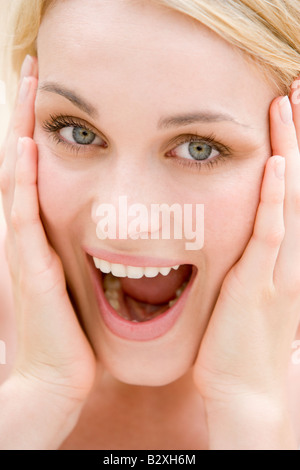 Schuss in den Kopf der lächelnde Frau Stockfoto