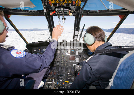 Ein Air Greenland Sikorsky-Hubschrauber fliegen über die Jacobshavn Icefjord in der Nähe von Ilulissat auf Grönland Stockfoto