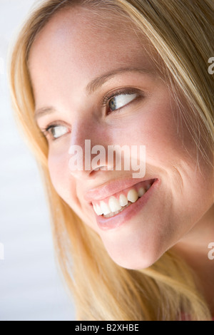Schuss in den Kopf der lächelnde Frau Stockfoto