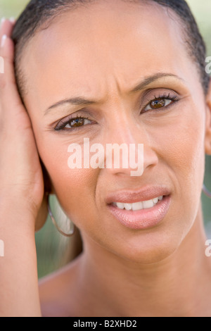 Kopfschuss Frau ein böses Gesicht Stockfoto