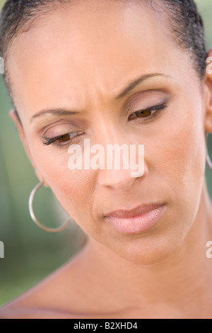 Kopfschuss Frau ein böses Gesicht Stockfoto