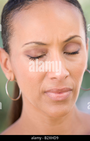 Kopfschuss Frau ein böses Gesicht Stockfoto