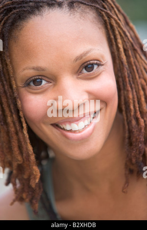 Schuss in den Kopf der lächelnde Frau Stockfoto