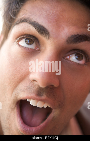 Schuss in den Kopf des Mannes überrascht Stockfoto