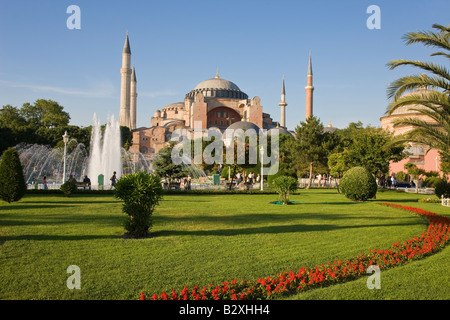 Die Moschee Aya Sofya Sancta Sophia und Gärten in Sultanahmet ein UNESCO bezeichnet Weltkulturerbe in Istanbul Türkei Stockfoto