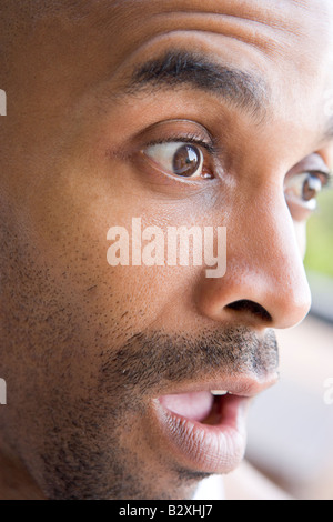 Schuss in den Kopf des Mannes überrascht Stockfoto