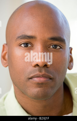 Schuss in den Kopf des Mannes denken Stockfoto