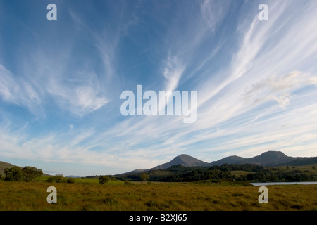 Späten Nachmittag Blick Osten über Llyn y Gader in Richtung Moel Hebog aus Rhyd Ddu an der Unterseite des Pfads zum Snowdon Stockfoto