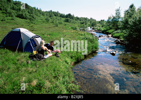Paar im Freien auf Campingplatz sprechen und Lächeln Stockfoto