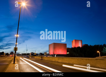 Verschwommene Verkehr in der Abenddämmerung auf Waterloo Bridge London UK Europe Stockfoto