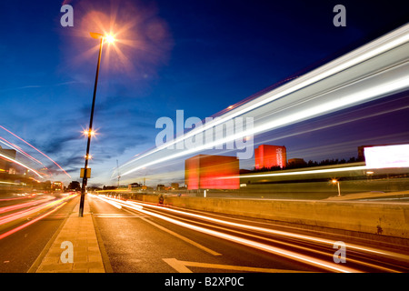 Verschwommene Verkehr in der Abenddämmerung auf Waterloo Bridge London UK Europe Stockfoto