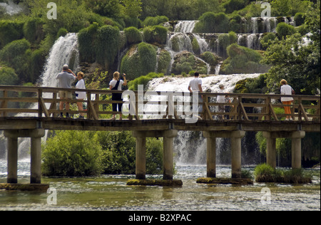 Nationalpark Krka Wasserfälle, fällt Steg unten am Fluss Krka Stockfoto