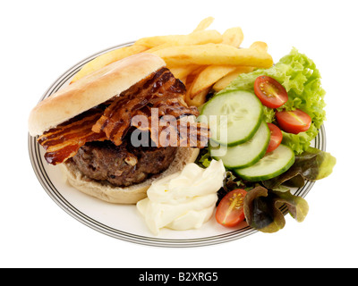 Frische Leckere hausgemachte Beef Burger mit knusprigem Speck Pommes und Salat Isoliert gegen einen weißen Hintergrund mit keine Menschen und einen Freistellungspfad Stockfoto