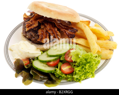 Frische Leckere hausgemachte Beef Burger mit knusprigem Speck Pommes und Salat Isoliert gegen einen weißen Hintergrund mit keine Menschen und einen Freistellungspfad Stockfoto