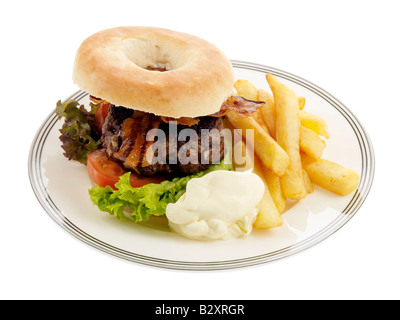 Frische Leckere hausgemachte Beef Burger mit knusprigem Speck Pommes und Salat Isoliert gegen einen weißen Hintergrund mit keine Menschen und einen Freistellungspfad Stockfoto