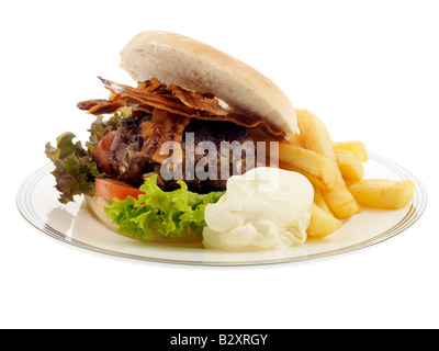 Frische Leckere hausgemachte Beef Burger mit knusprigem Speck Pommes und Salat Isoliert gegen einen weißen Hintergrund mit keine Menschen und einen Freistellungspfad Stockfoto