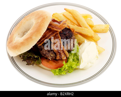 Frische Leckere hausgemachte Beef Burger mit knusprigem Speck Pommes und Salat Isoliert gegen einen weißen Hintergrund mit keine Menschen und einen Freistellungspfad Stockfoto