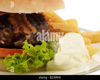 Frische Leckere hausgemachte Beef Burger mit knusprigem Speck Pommes und Salat Isoliert gegen einen weißen Hintergrund mit keine Menschen und einen Freistellungspfad Stockfoto