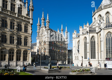 Das Stadhuis und St. Pieterskerk von Fochplein, Leuven, Belgien Stockfoto