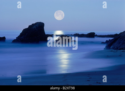 Mond-Einstellung über felsige Ufer entlang der Pazifikküste in Laguna Beach, Kalifornien Stockfoto