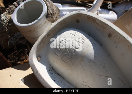 Gebrauchte und defekte sanitäre tragen zu einer Verschwendung überspringen auf Baustelle. Stockfoto