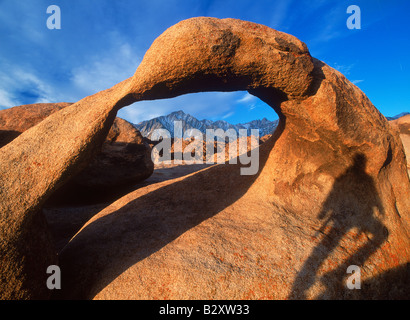 Lone Pine Peak in Kalifornien Sierra Nevada Berge mit menschlichen Schatten in den Alabama Hills bei Sonnenaufgang Stockfoto