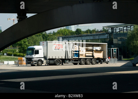 Mercedes artikuliert Vorhang LKW entladen von Fracht in der Stadt Lille Frankreich Stockfoto