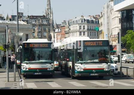 Erdgas betriebene Busse an einer Bushaltestelle in der französischen Stadt Lille Frankreich Stockfoto