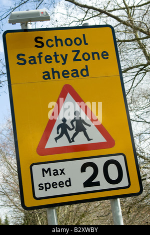 Schild Warnung vor Schule Sicherheitszone mit einer Höchstgeschwindigkeit von 20 Meilen pro Stunde im Vereinigten Königreich Stockfoto