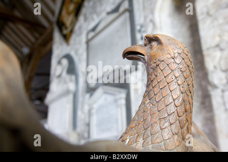 Lesepult aus Holz geschnitzten Adler in einer Kirche Stockfoto