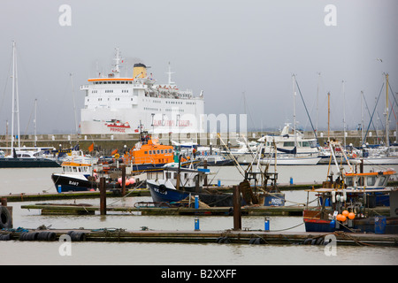 Große Fähre kommend in den Hafen in Ramsgate, Kent Stockfoto