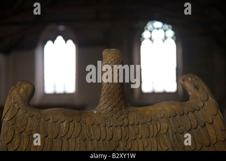 Lesepult aus Holz geschnitzten Adler in einer Kirche Stockfoto