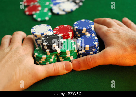 Pokerspieler gehen alle in seine Chips vorantreiben Stockfoto