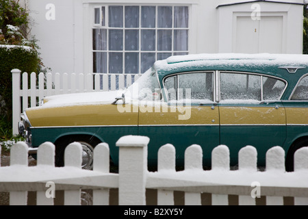 Klassiker der 1950er Jahre Vauxhall Cresta Immobilien Konvertierung vor Hütte geparkt Stockfoto