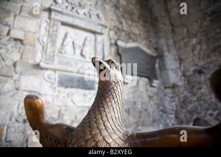 Lesepult aus Holz geschnitzten Adler in einer Kirche Stockfoto