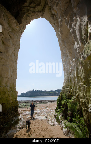 Natürliche Kreide Bogen gebildet in den Klippen im Kingsgate Bay in Kent Stockfoto